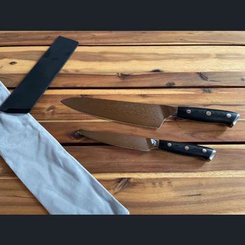 Produktbewertung von Thomas L. von einem Kochmesser und Allzweckmesser aus VG10 und Damaststahl mit schwarzem G10-Griff
