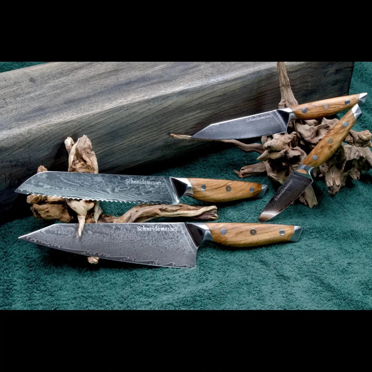 Das 4-teilige Damastmesser-Set mit VG10 Klingen aus 67 Lagen umfasst Allzweck-, Gemüse-, Kiritsuke und Brotmesser mit Olivenholzgriff.
