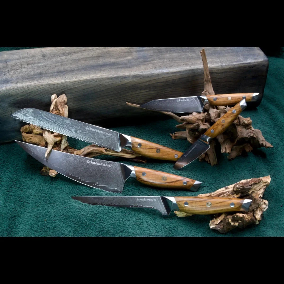 Das 5-teilige Damastmesser-Set mit VG10 Klingen aus 67 Lagen umfasst Allzweck-, Gemüse-, Koch-, Brot- und Ausbeinmesser mit Olivenholzgriff.