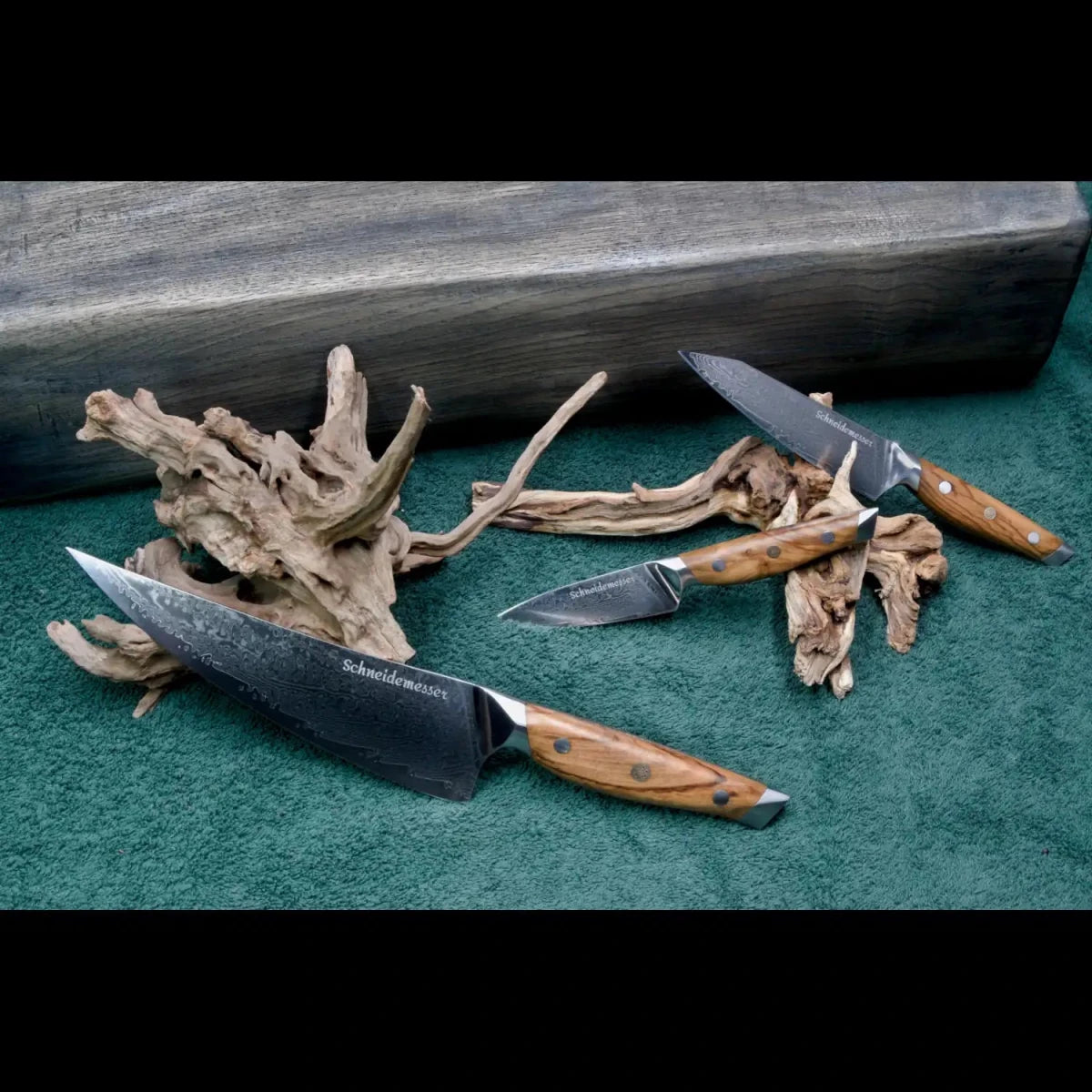 Das 3-teilige Damastmesser-Set mit VG10 Klingen aus 67 Lagen umfasst Allzweck-, Gemüse- und Kochmesser mit Olivenholzgriff.