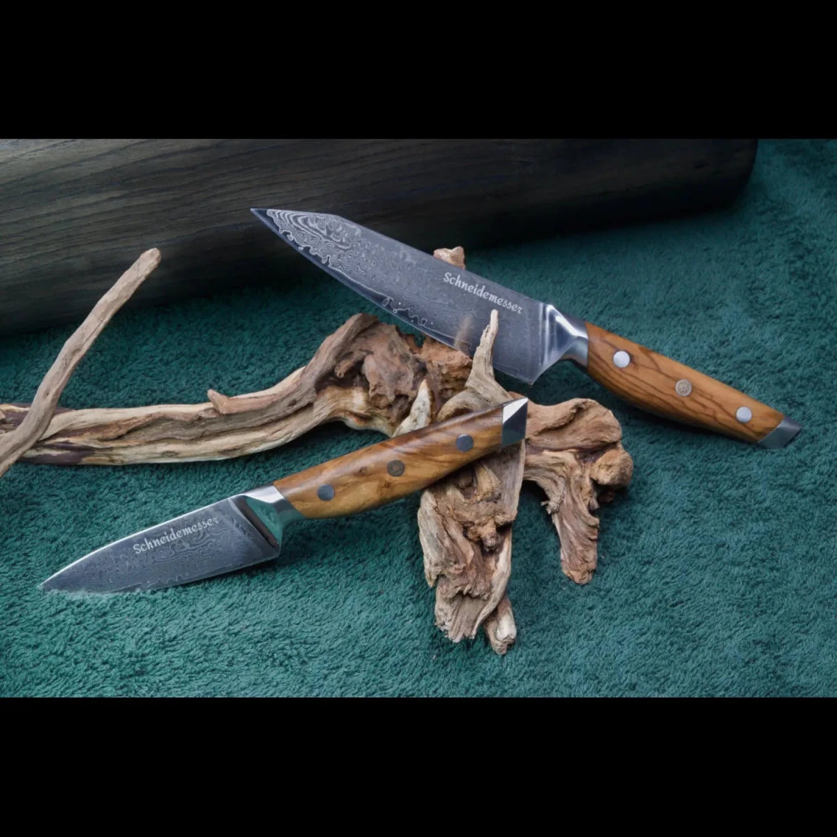 Das Damastmesser-Set umfasst immer ein Allzweckmesser und ein Gemüsemesser mit VG10 Klingen aus 67 Lagen Damaststahl.