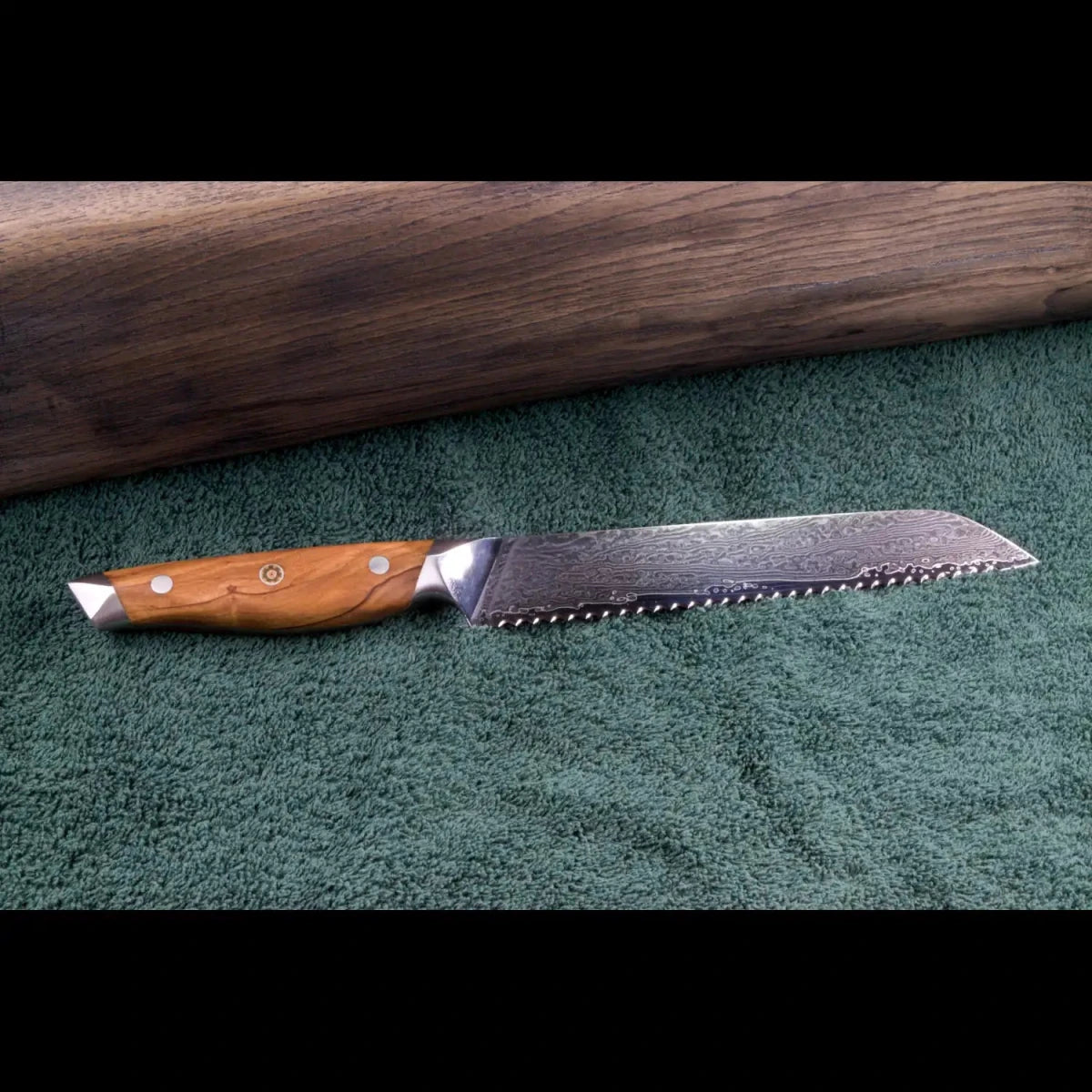SKeld® Damast Brotmesser mit Wellenschliff und edlem Olivenholz