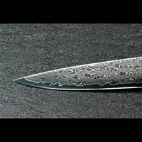 Detailansicht der polierten Damastklinge mit feiner 67-lagiger Damaststruktur