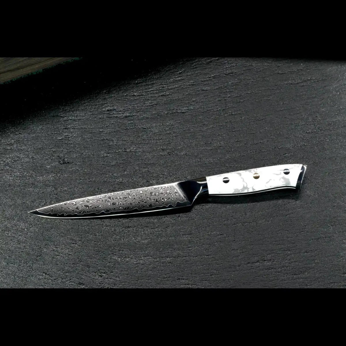 SKeld Damast Allzweckmesser 15 cm mit weißem Howlith Mineralgriff und silberfarbener Damastklinge
