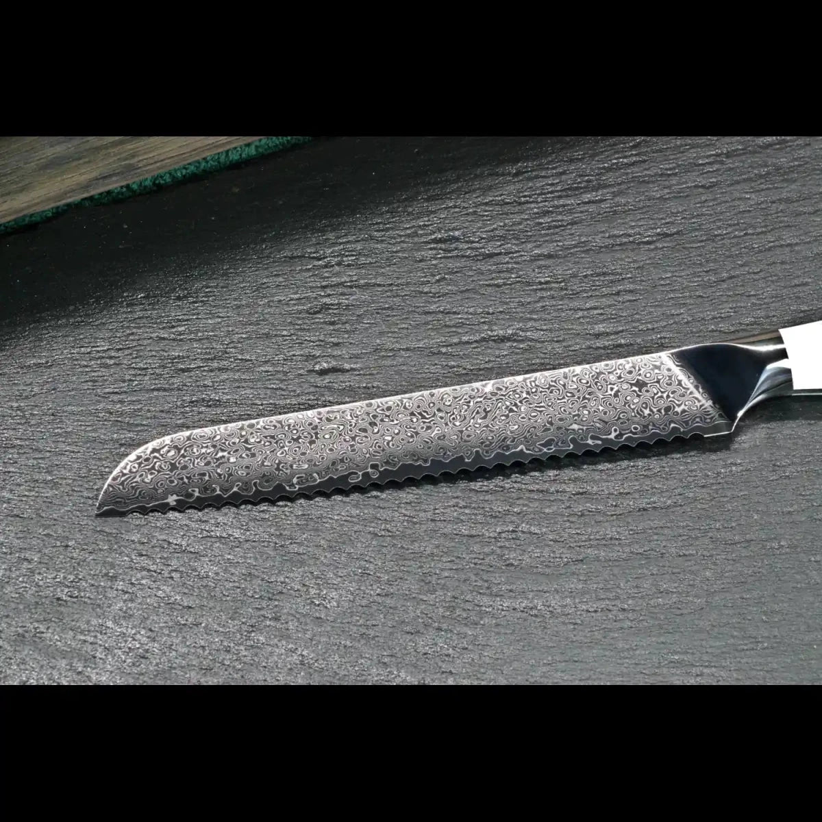 Silberfarbene 21 cm Damastklinge des SKeld® Brotmessers mit feiner 67-lagiger Damaststruktur