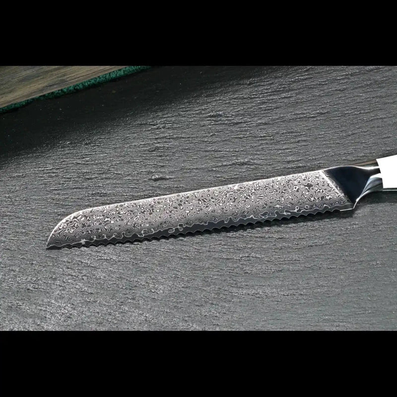 Silberfarbene 21 cm Damastklinge des SKeld® Brotmessers mit feiner 67-lagiger Damaststruktur