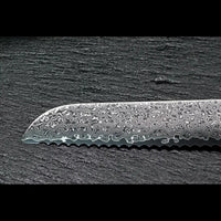 Detailansicht der gezahnten Schneide des SKeld® Damast Brotmessers für Brot und Backwaren