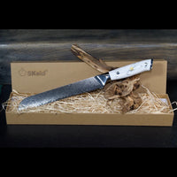 SKeld® Damast Brotmesser mit weißem Howlith-Mineralgriff in schwarzer Geschenkbox mit Holzwolle