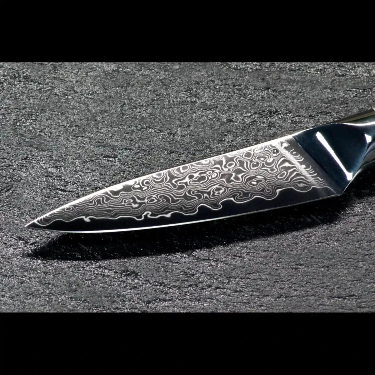 Glänzende silberfarbene Damastklinge des SKeld® Gemüsemessers mit feiner 67-lagiger Damaststruktur