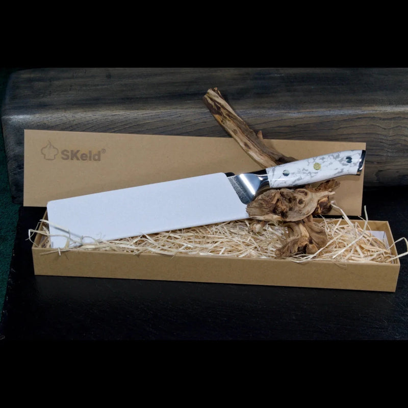SKeld® Damast Kiritsukemesser mit weißem Howlith-Mineralgriff in Geschenkbox mit Holzwolle-Polsterung und weißem Klingenschutz