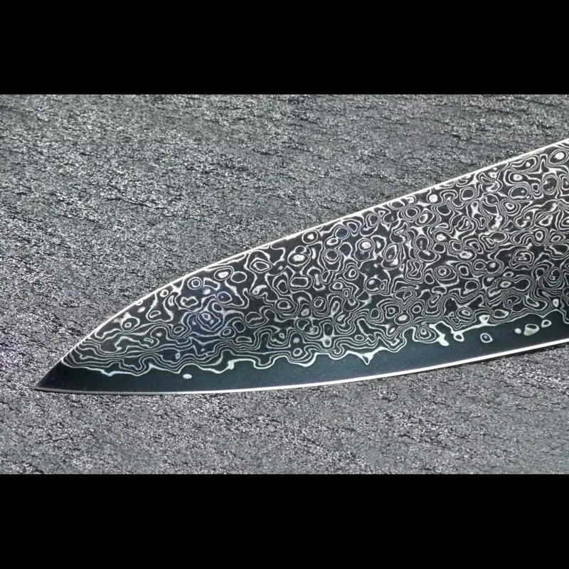 Detailansicht der Damastklinge mit feiner 67-lagiger Damaststruktur und VG10 Kernstahl