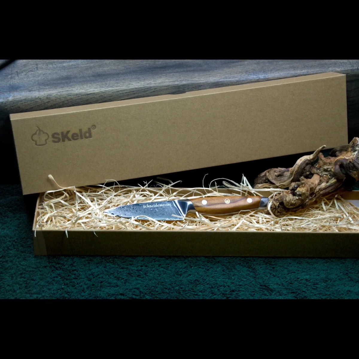 SKeld® Geschenkbox mit Holzwolle-Polsterung und Olivenholz Damast Gemüsemesser