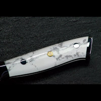 Weißer Howlith-Mineralgriff des SKeld® Damast Küchenmessers mit natürlichen grauen und schwarzen Aderungen