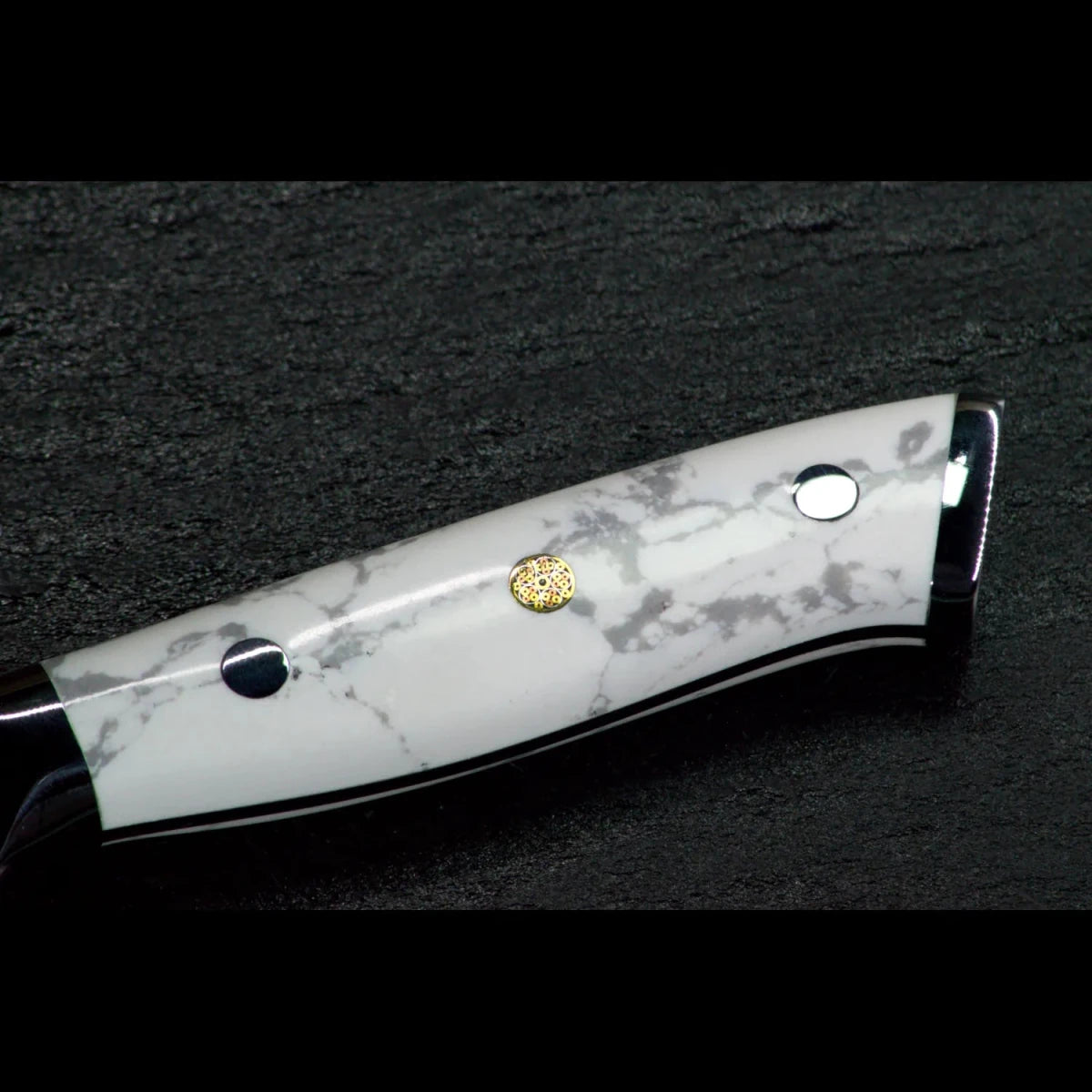 Weißer Howlith-Mineralgriff des SKeld® Damast Küchenmessers mit natürlichen grauen und schwarzen Aderungen