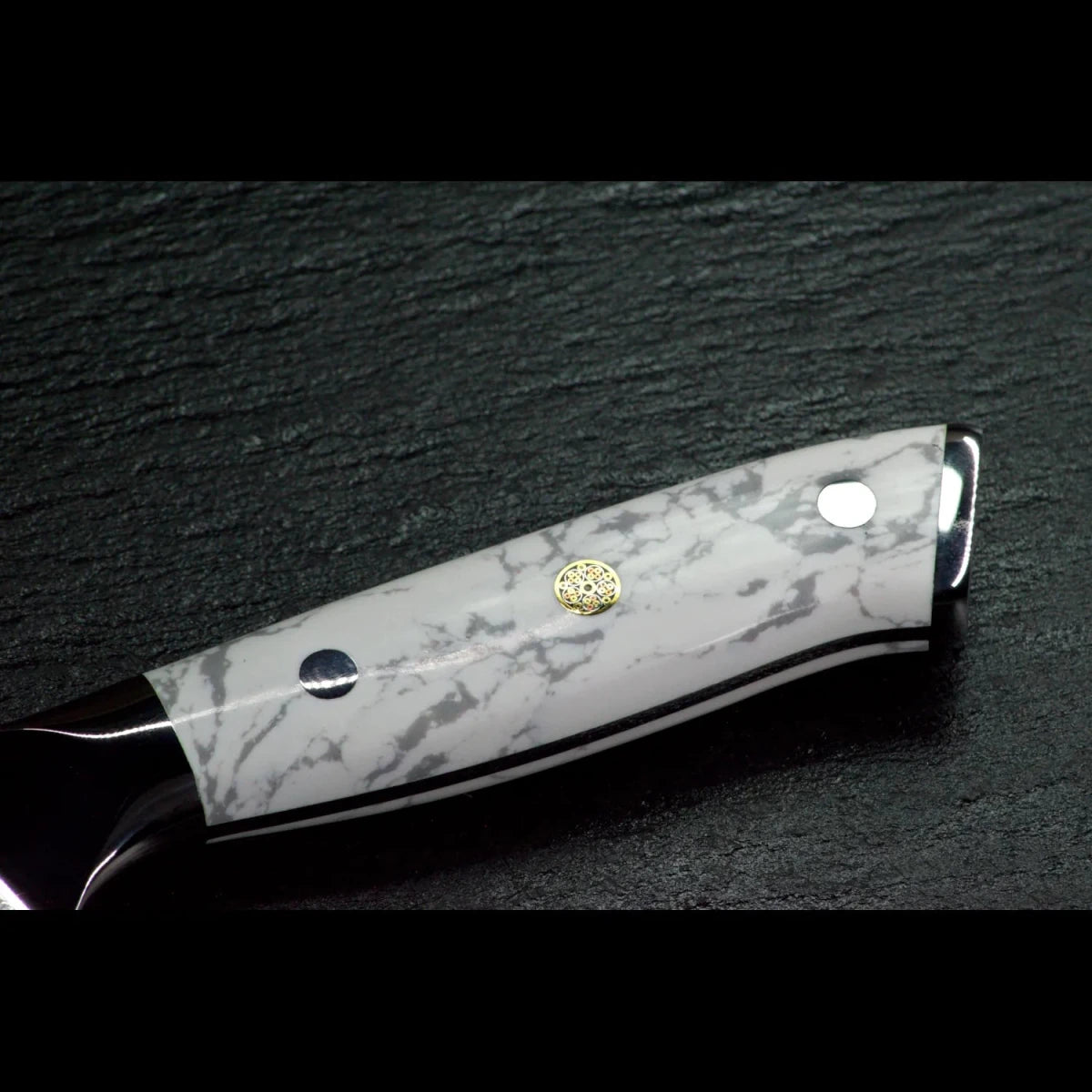 Weißer Howlith-Mineralgriff des SKeld® Damastmessers mit natürlichen grauen und schwarzen Aderungen