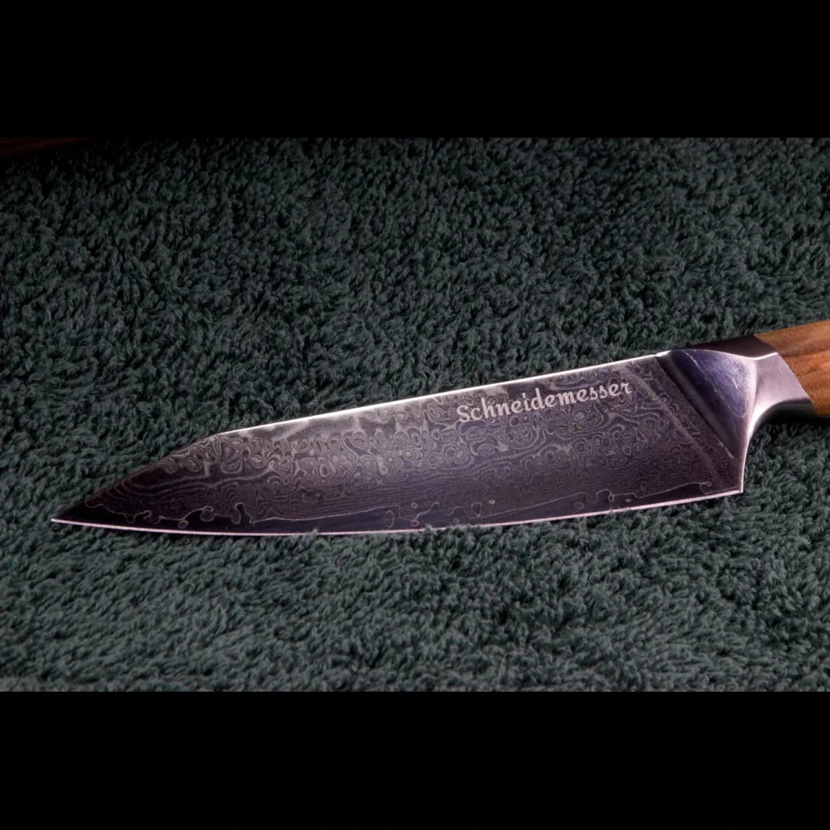 Nahaufnahme der SKeld® 13 cm Klinge mit sichtbarer Damaststruktur