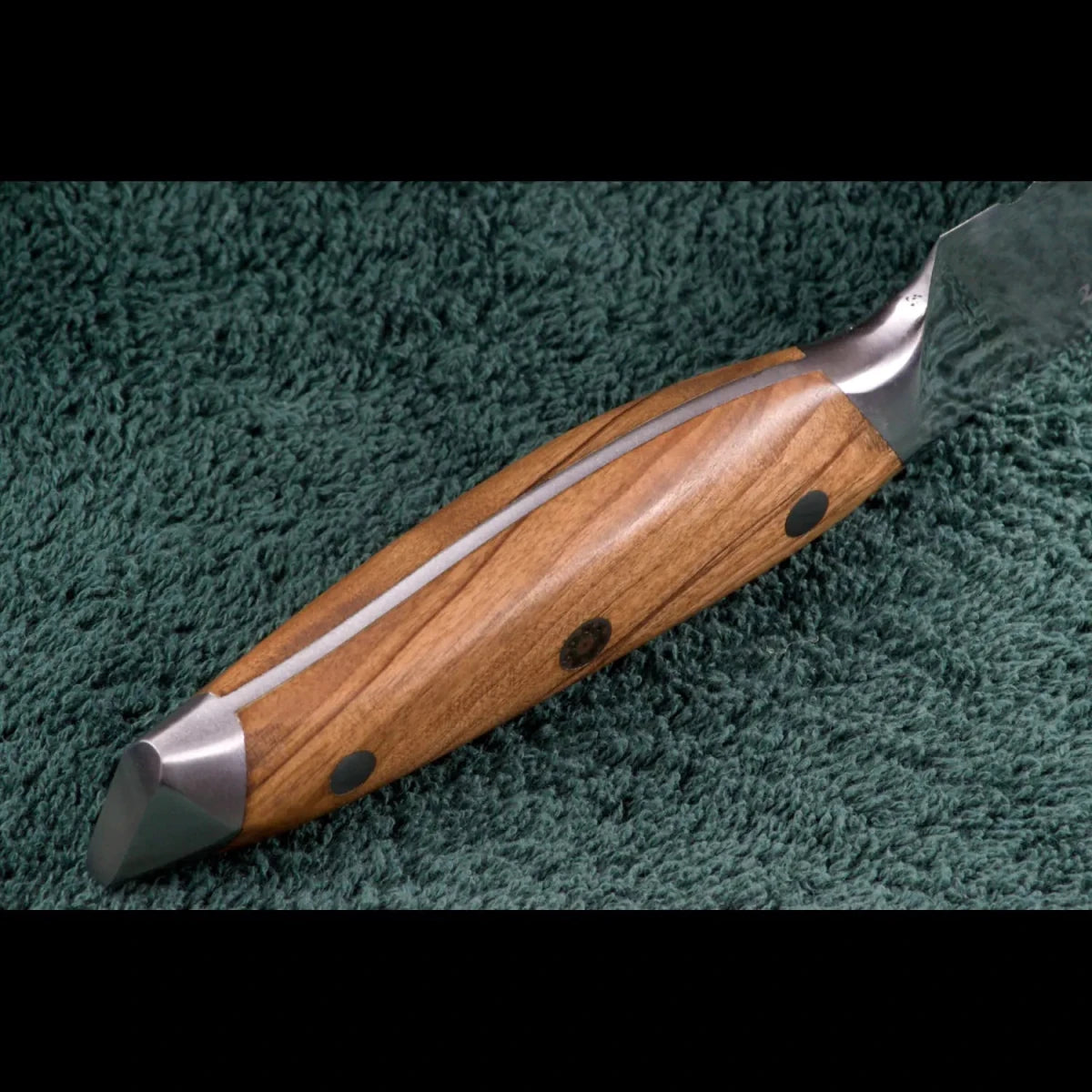 Olivenholzgriff des SKeld® Damast Brotmesser aus VG10 Stahlkern, ergonomisch geformt, Vollstahl