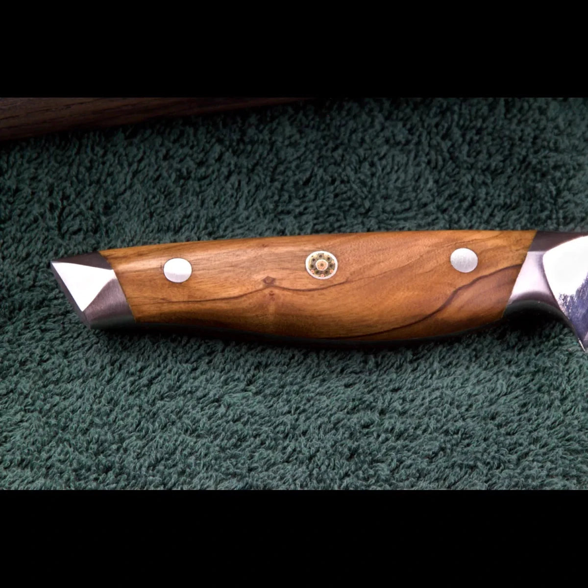 Olivenholzgriff des Damastmessers von SKeld®, ergonomisch geformt