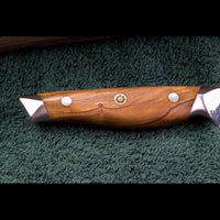 Olivenholzgriff des Damastmessers von SKeld®, ergonomisch geformt