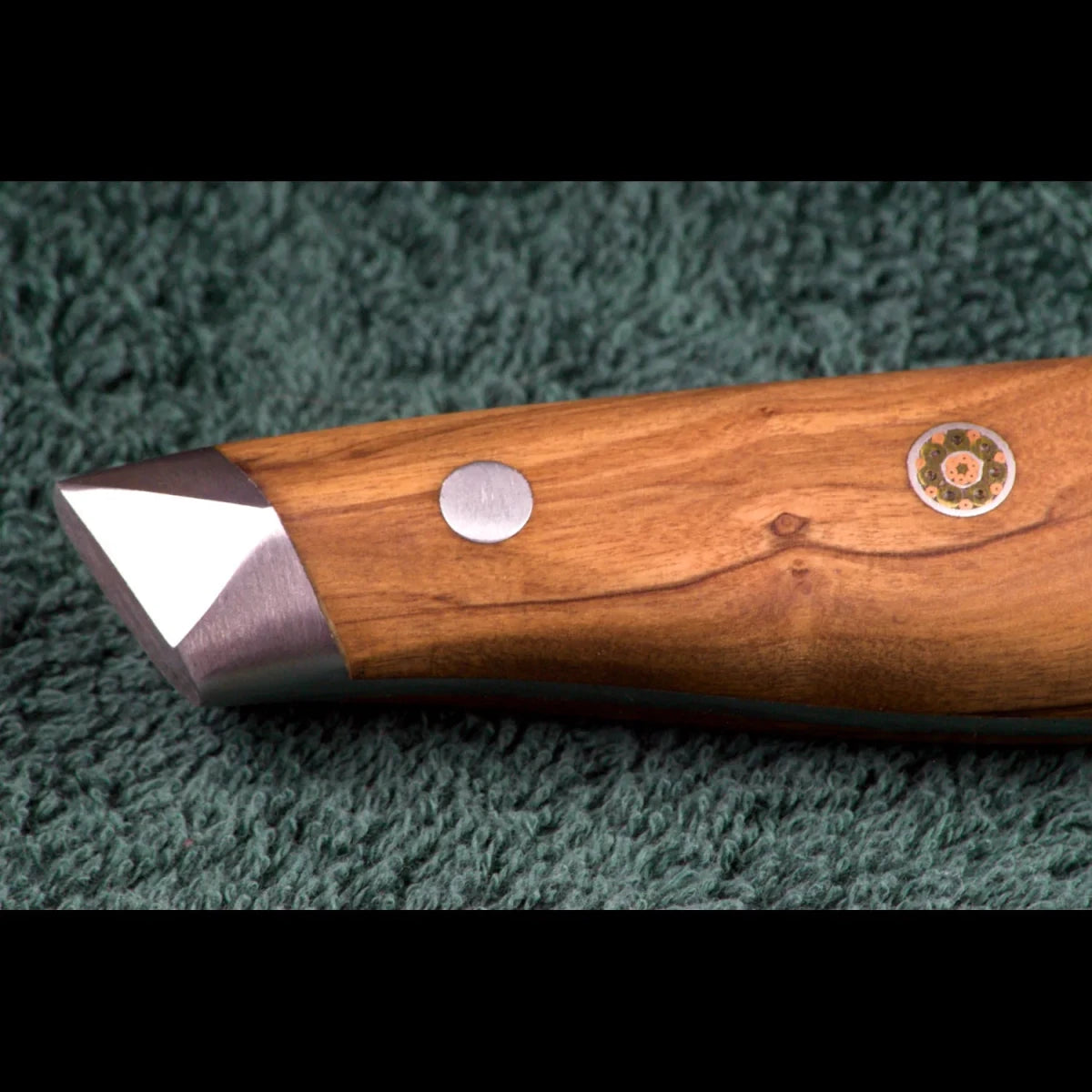 Endstück des Olivenholzgriffs eines Damastmessers von Skeld®, ergonomisch geformt