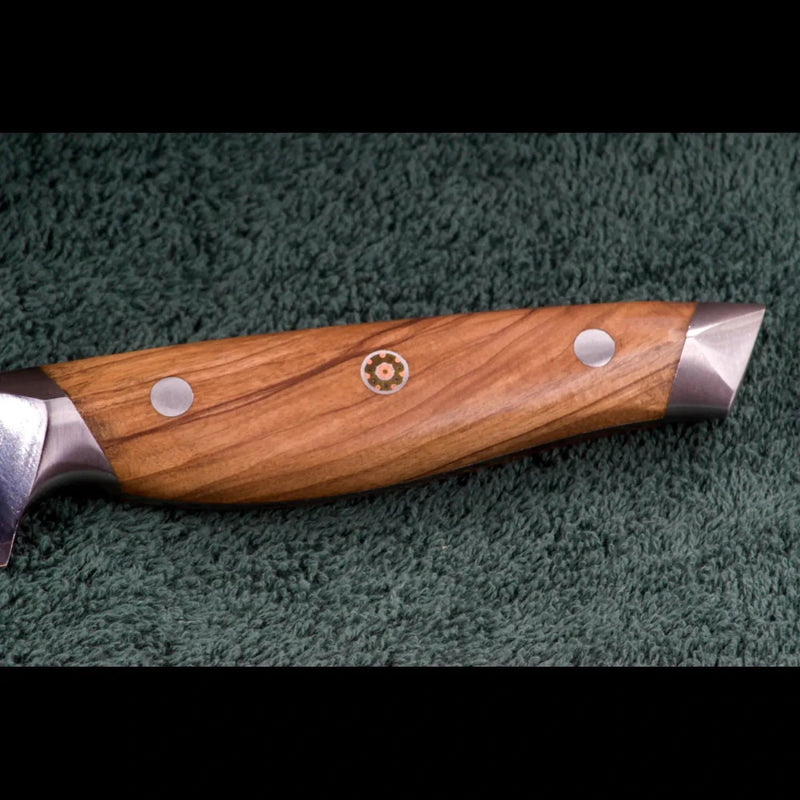 Olivenholzgriff des SKeld® Damastmessers aus VG10, ergonomisch geformt