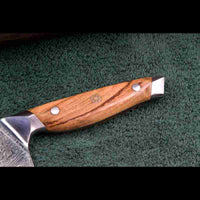 Detail des hochwertigen Olivenholzgriffs vom SKeld® Damast Kochmesser