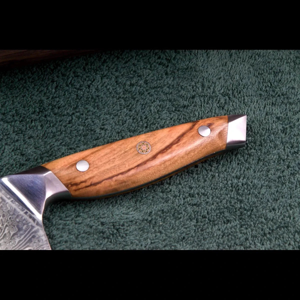 Detail des hochwertigen Olivenholzgriffs vom Damastmesser der Marke SKeld® 